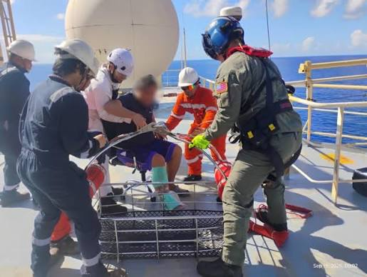 caribbeannewsuk's tweet photo. #PUERTORICO: A Coast Guard Air Station Borinquen aircrew medevaced a 46-year-old mariner Saturday morning from a commercial motor vessel approximately 100 nautical miles east of #StMaarten. https://t.co/rUXbBuwJda