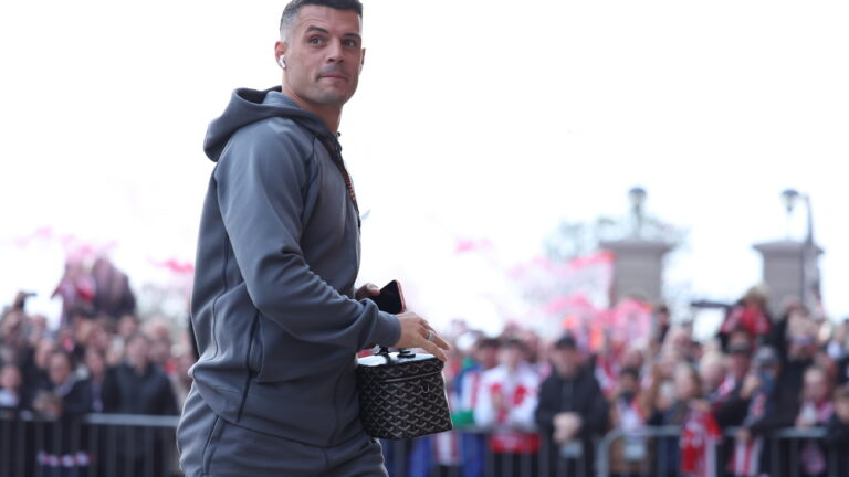 Weltwoche's tweet photo. Egal, ob sein Covid-Zertifikat echt war oder nicht: Fussball-Star Granit Xhaka und seine Ärztin haben das Richtige getan. Schämen sollten sich jene, die es immer noch nicht begriffen haben https://t.co/p5ULLiyr5X https://t.co/iZL10Kb4jI