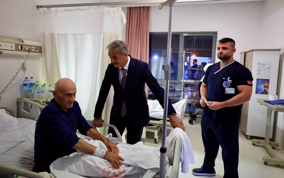 sbYusufAlemdar's tweet photo. Sakarya Eğitim ve Araştırma Hastanemizde tedavi gören hemşehrilerimizi ve refakatçilerini ziyaret edip geçmiş olsun dileklerimizi ilettik.
Hastanelerimizde şifa bekleyen, tedavi gören tüm hastalarımıza Allah’tan acil şifalar diliyorum. https://t.co/X6O8mcRWiM