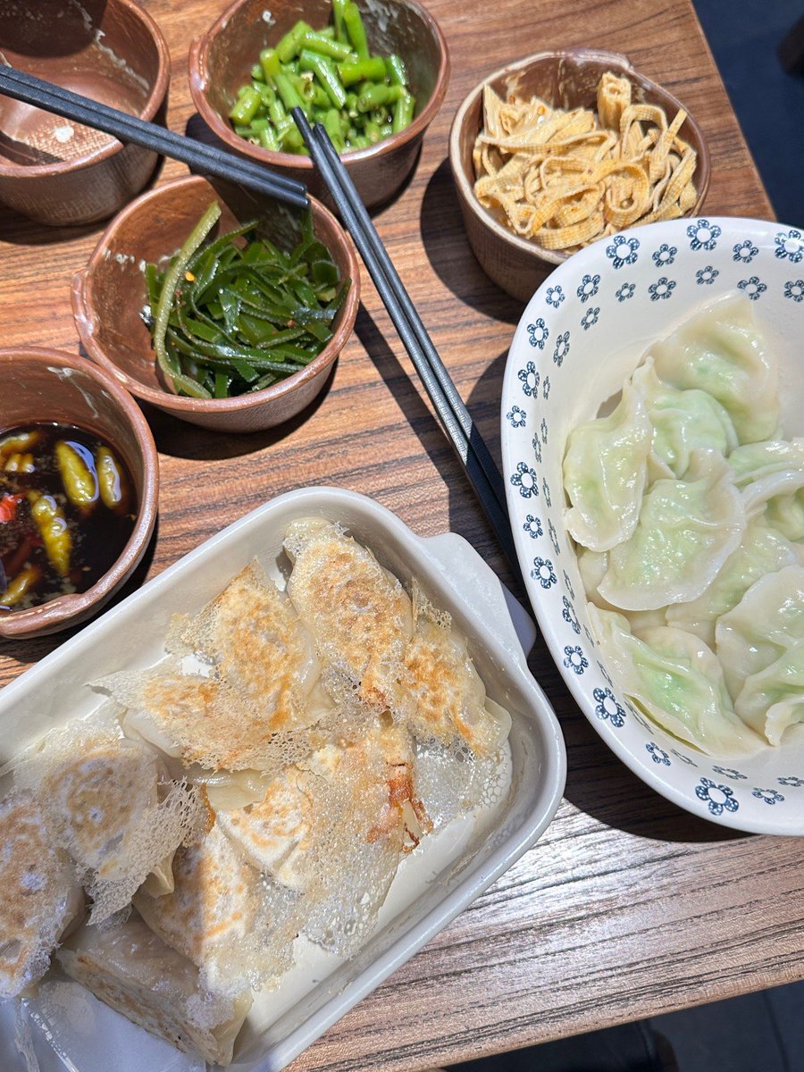 Mr21355737's tweet photo. Late-night dumplings, hot soy milk, and quiet chatter only for night owls. （深夜饺子、热豆浆与只属于夜猫子的轻声交谈。） https://t.co/znlM9JjVgo