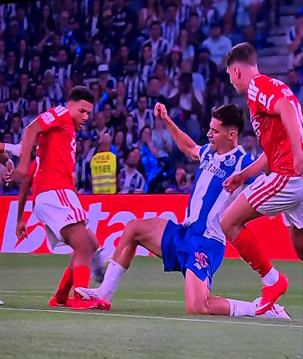 hardzsx's tweet photo. Amigos eu avisei vocês bastante que o porto está a ser ajudado muito o apito dourado está de volta ninguém quis me ouvir em quanto ninguém fazer nada o porto e campeonato 50x seguidos enfim boa noite 🤣 https://t.co/eqgS5Iyeqe