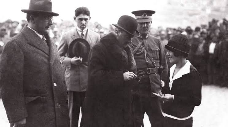 AtaturkunYoluX's tweet photo. Daha emin ve daha doğru olarak yürüyeceğimiz bir yol vardır: Büyük Türk kadınını çalışmamıza ortak kılmaktır.  

Gazi Mustafa Kemal ATATÜRK