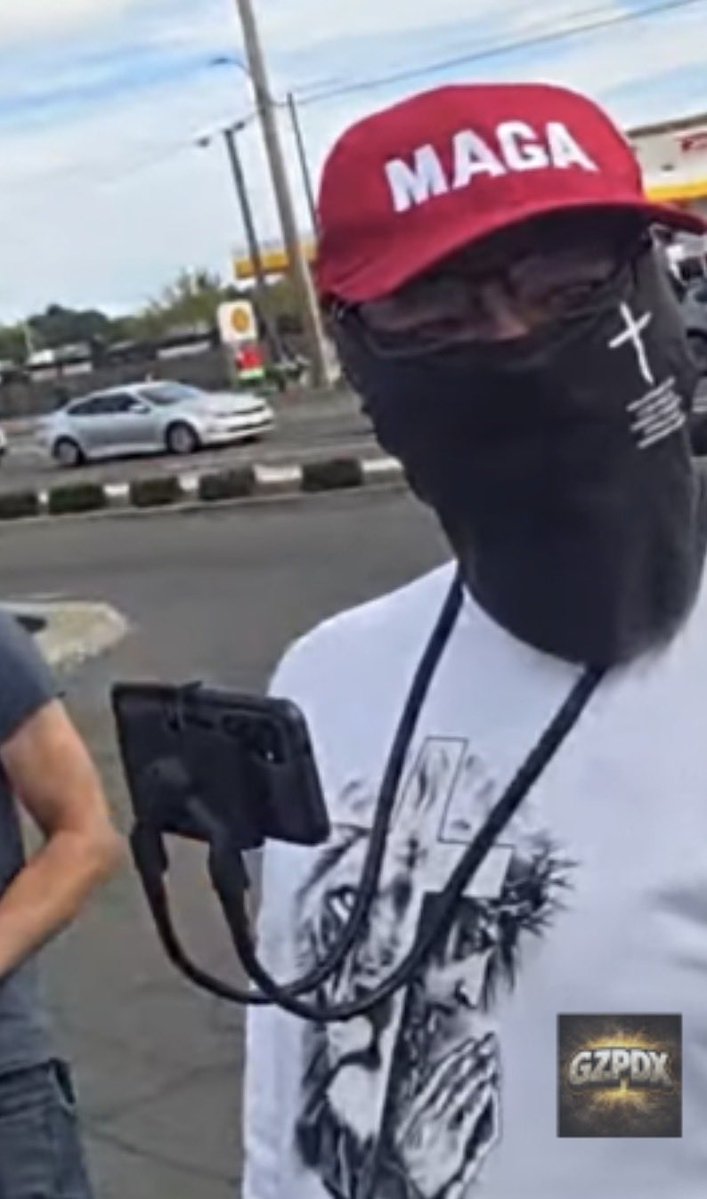 Belovedbaffle's tweet photo. Meet Skeevy Steve, a phony fakeriot who shows up masked, to conceal his identity.  LE can explain why. He makes false allegations about a group being aligned with a terrorist organization,  creating danger to those he’s slandered. This is one of the fake patriots of PDX. https://t.co/vY7UQuE8TQ