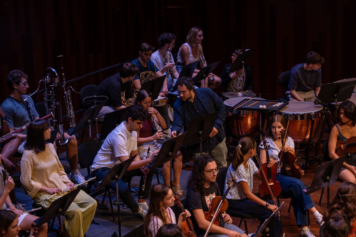 JMCatalunya's tweet photo. Intensa última jornada del taller dels 4 compositors becats per JM Catalunya i la
@FFerrerMusica amb la @jonc_jon que ha culminat en l'estrena de les quatre obres a la Sala 2 de l'@auditoribcn dirigides per Júlia Cruz, Josep Planells, Diego García i Francesc Prat
📷 @rogerlleixa https://t.co/Akk7Zf9f2B