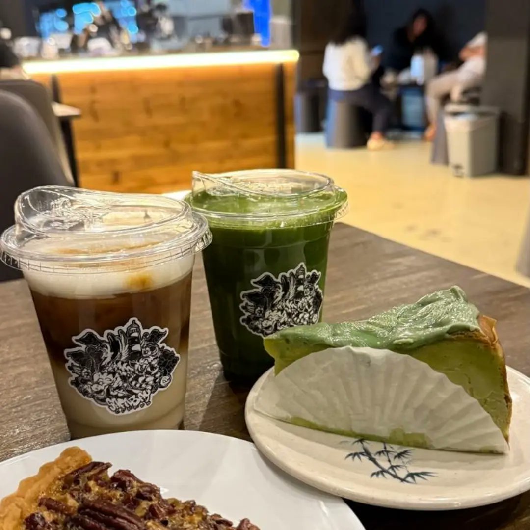 audreyrobir7e4's tweet photo. Good times and great flavours at Safabay Coffee. I return almost monthly for their rotating drinks, especially the Flat White, PB&amp;J Latte and Honey Coffee with Oat Milk. Their vibrant matcha and Dapur Puteh cheesecakes are also worth trying. https://t.co/vrKeYtv6W7