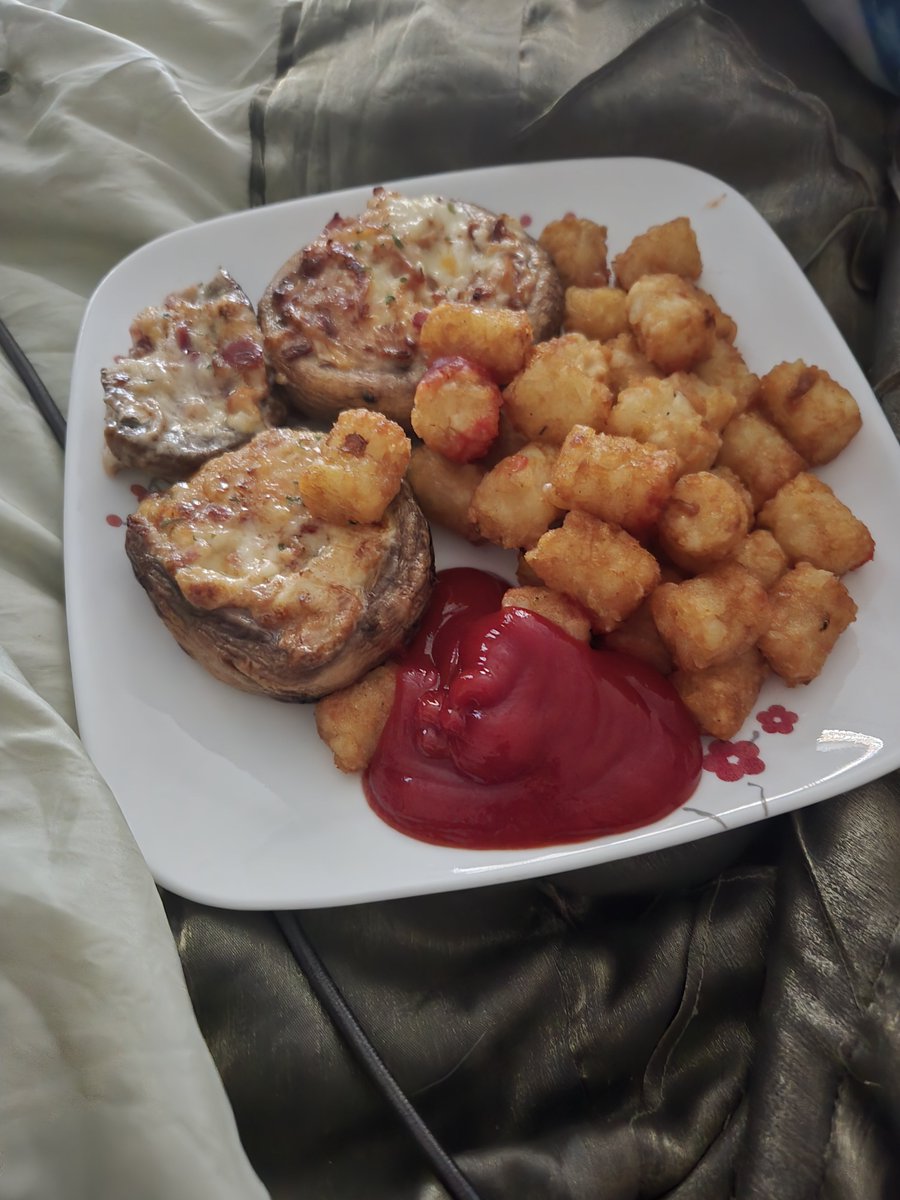 Sug3rynyan's tweet photo. Our friends r the best (got us our comfort meal https://t.co/CCATYV01Gf