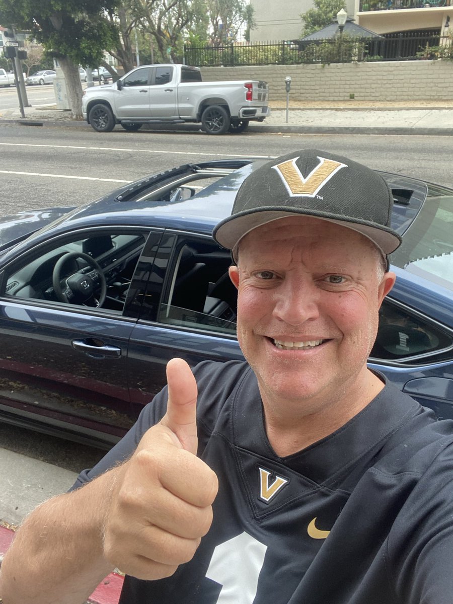 LeeCharley69964's tweet photo. Wearing my VANDY gear today here in Southern California! Tons of people have been giving me the thumbs up today! #Vanderbilt #SouthernCalifornia #GoDores #Vandy #SEC #Anchordown #BeatAuburn https://t.co/lTjBXijRaL