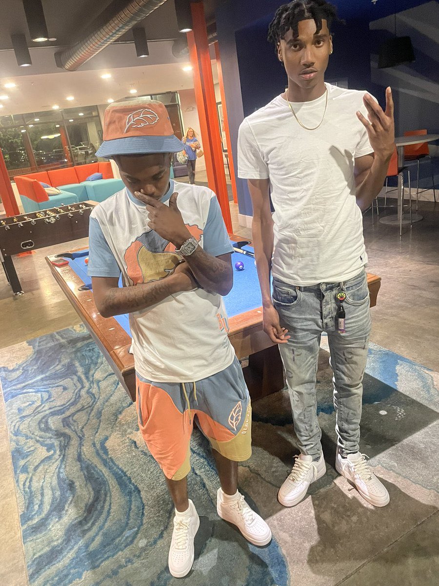 davis_ja51933's tweet photo. Designer purple jeans with da foces3️⃣🔥#him #memphis #gaveit #popit #shinegod #jd #LLRENSTAMPTED🕊️ https://t.co/8iEtv8VJ5L
