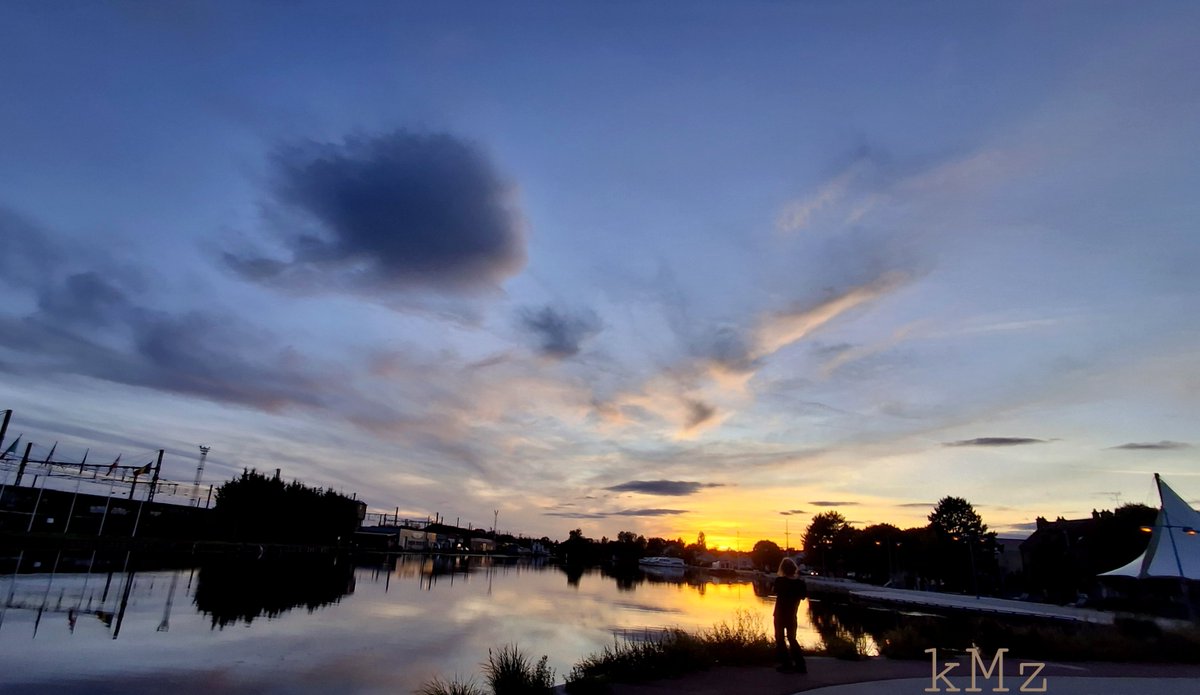 KrisMichelleZ's tweet photo. A peaceful #Sunday walk at #sunset time 🏞️👫🛥️🌄😊 #naturelovers https://t.co/yoZIJkpo8d