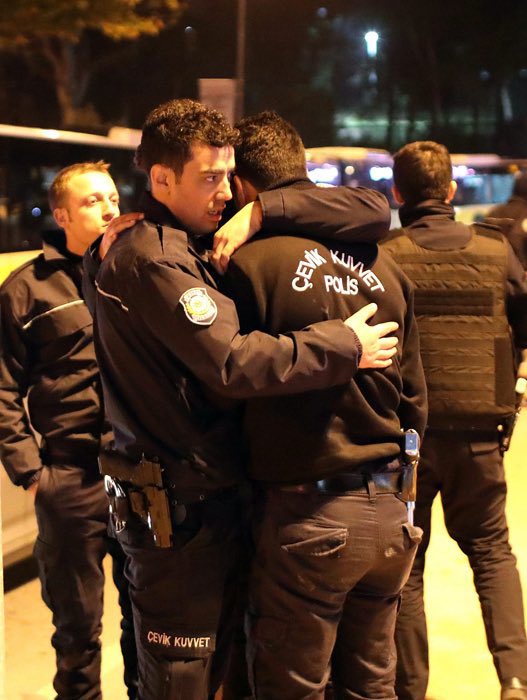 TeksasIstanbul's tweet photo. 10 Aralık 2016 günü  Beşiktaş-Bursaspor maç sonu  hain saldırı sonucu 40 polis ve 7 sivil şehit oldu. Ancak o gün aramız bozuk,kanımız değil! diyerek  paylaşım yapan güruh, bu akşam neyin bozuk olduğunu bizlere göstermiş oldu.Siz unutmuş olabilirsiniz ama bizler unutmayacağız.
Tim 47’yi unutmayacağız, şehitlerimizi unutmayacağız!.
#Tim47ölümsüzdür