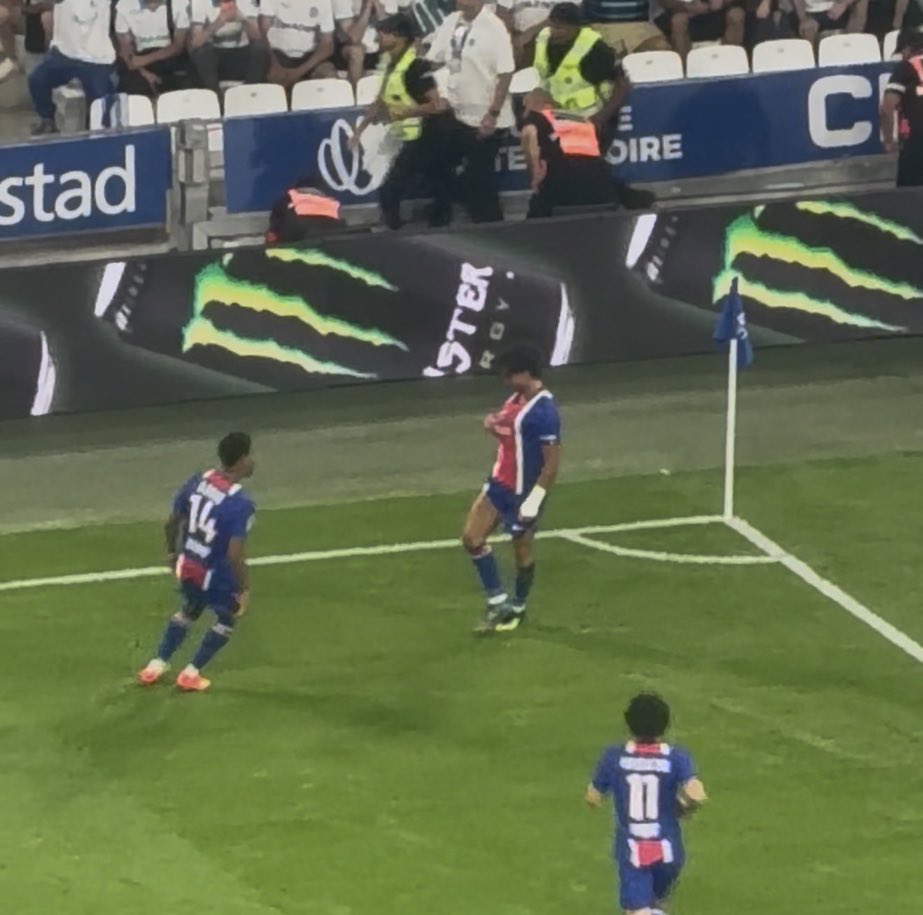 Paristeamfr's tweet photo. Ferran Torres qui montre le blason du PSG 🤩🤩🤩🤩 #OMPSG 

@Mesli_Dounia https://t.co/6iC1vwqidU