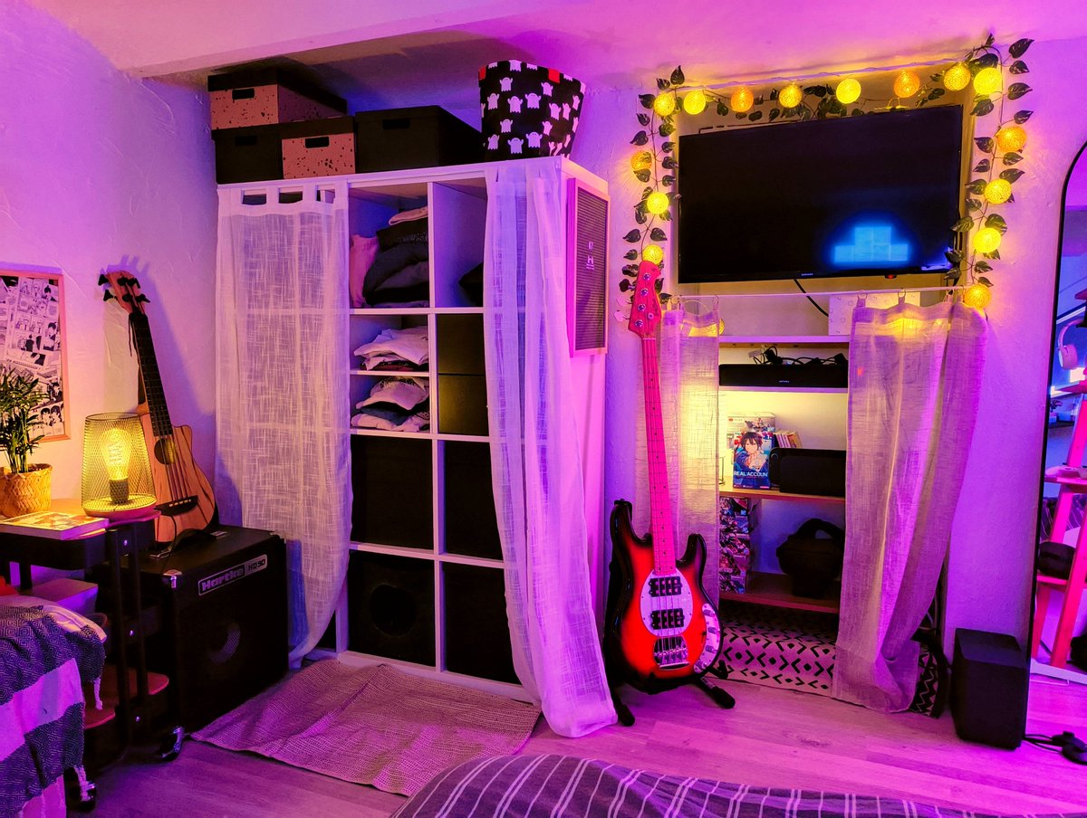 buenzo_'s tweet photo. Plutôt content de ce que j'ai reussi a faire de ma chambre 🫶
Et quand tout est éteint, les étoiles phosphorescentes prennent le relais https://t.co/SvIMsgl6Dy