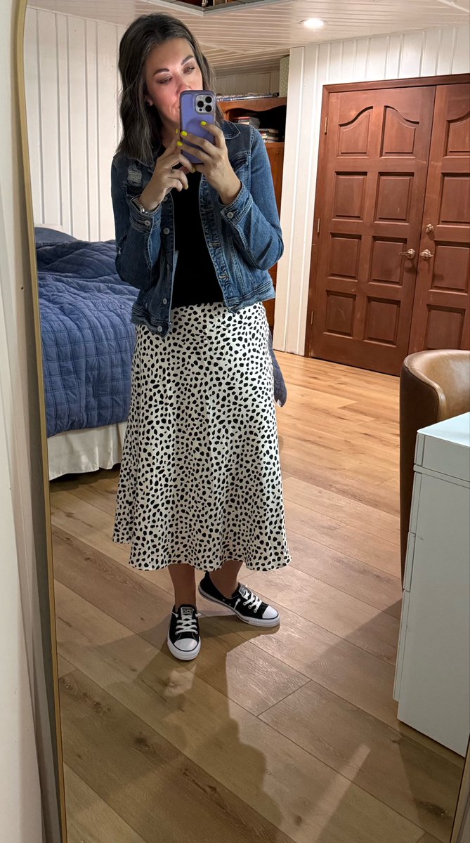 Run_Read_Fit's tweet photo. I love this length of skirt. I think tomorrow I’ll do plaid. #ootd https://t.co/CRtG7gXxMo