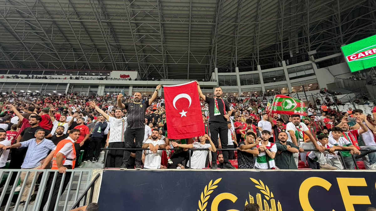 futbolsevertv's tweet photo. Amedspor tribünlerinde Türk bayrağı açıldı. https://t.co/Fs7r9QFIhg