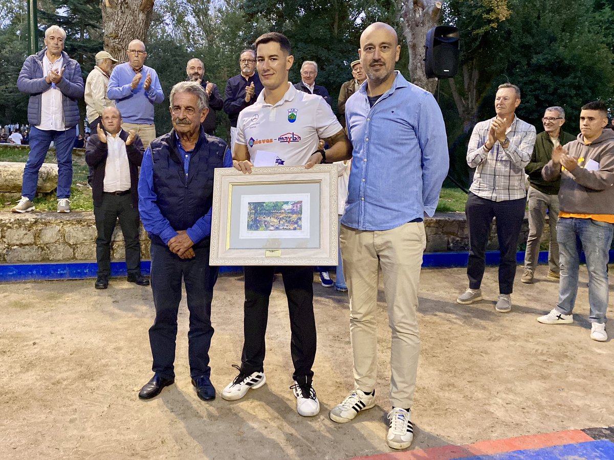 prcantabria's tweet photo. 🏅 Marta Castillo y Víctor González se imponen a Laura Abascal y Jesús Salmón por 4-2 y 4-3 respectivamente en las finales del XXVIII Premio #Bolos PRC - Memorial Francisco Javier López Marcano, disputado hoy en la Bolera Parque de las Fuentes #Reinosa

👉 https://t.co/tzUpyDwlJQ https://t.co/xIf3uiEi2i
