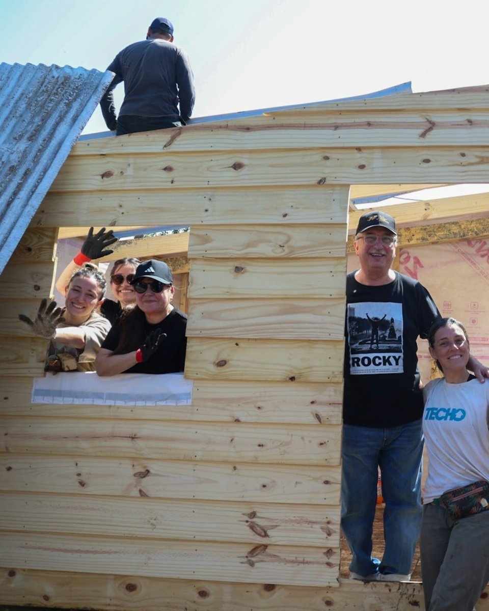 passalacquaok's tweet photo. Recorrí las obras de TECHO en Las Tacuaritas, donde más de 90 voluntarios trabajan junto a diez familias para construir sus viviendas. 

Este fin de semana, cinco familias de Las Tacuaritas y otras cinco de Los Oleritos reciben el acompañamiento de jóvenes que pusieron su tiempo y sus ganas al servicio de la comunidad. Detrás de cada casa hay encuentro, compromiso y una comunidad que se organiza para acompañarse.

Gracias a cada voluntario y a TECHO por el trabajo que hacen junto a los vecinos, no solo con las viviendas, sino también con los proyectos que nacen de las propias comunidades. Cuando nos encontramos y trabajamos juntos, podemos transformar realidades.