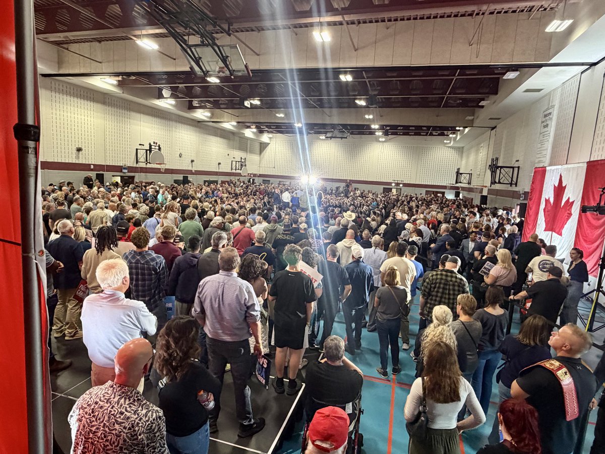 ArpanKhanna's tweet photo. 2,000 strong in Brantford-Brant South! 

Welcome to the @CPC_HQ team, Mayor Kevin Davis!

With @PierrePoilievre, we’re united, fired up and ready to fight for you, our communities and our country.

Let’s get to work. https://t.co/7ZpYNFsN12
