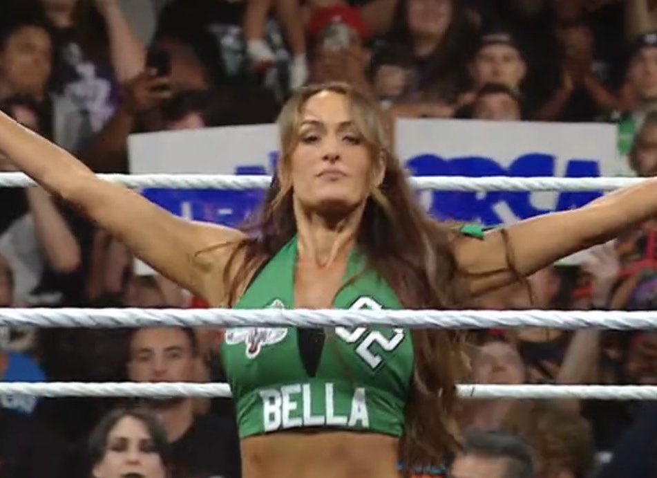 thebellasfave's tweet photo. brie got herself a philadelphia eagles top to match nikki’s 💚 https://t.co/y6KzEB7hwz