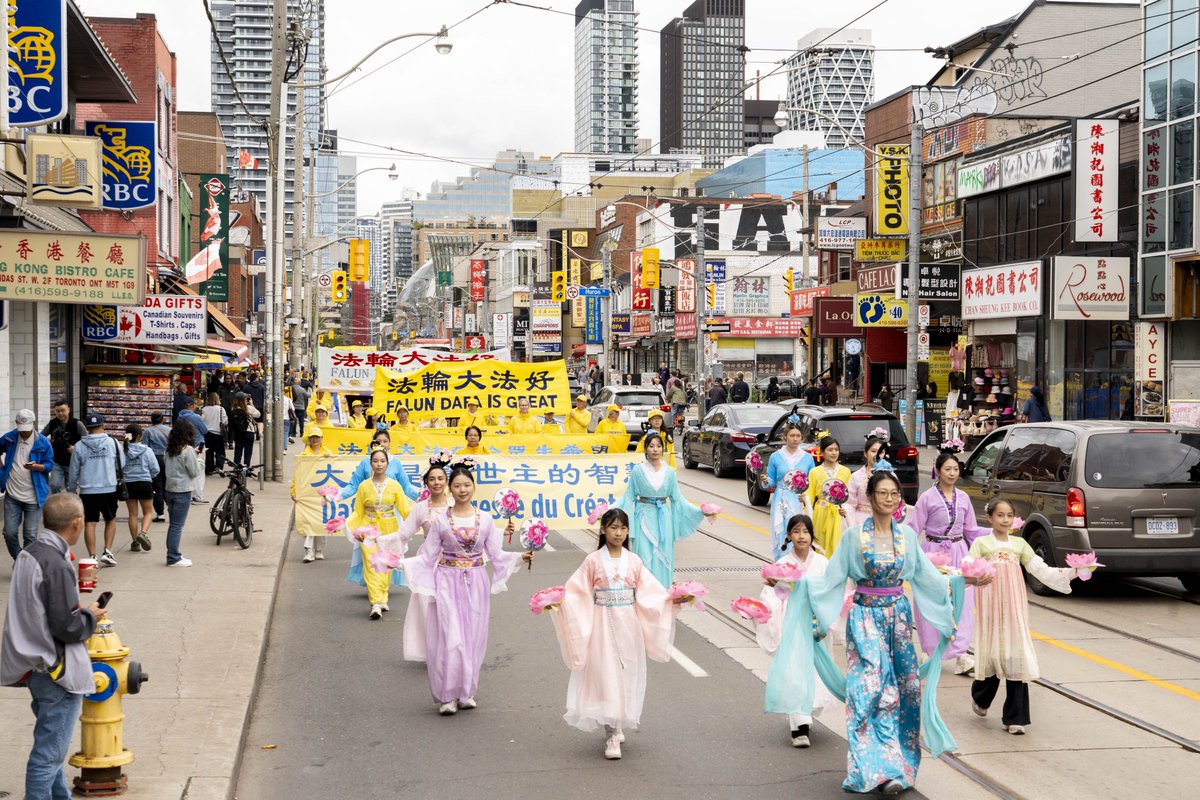 end_OH_'s tweet photo. 加拿大法轮功学员大游行 反中共跨国镇压
2026年9月19日下午，来自加拿大各地上千名法轮功学员及支持者在多伦多市中心举行盛大游行，呼吁国际社会关注中共的人权灾难，要求停止迫害法轮功，反对中共跨国镇压。
https://t.co/bfc73UZdwT https://t.co/iuu9rx2h0E