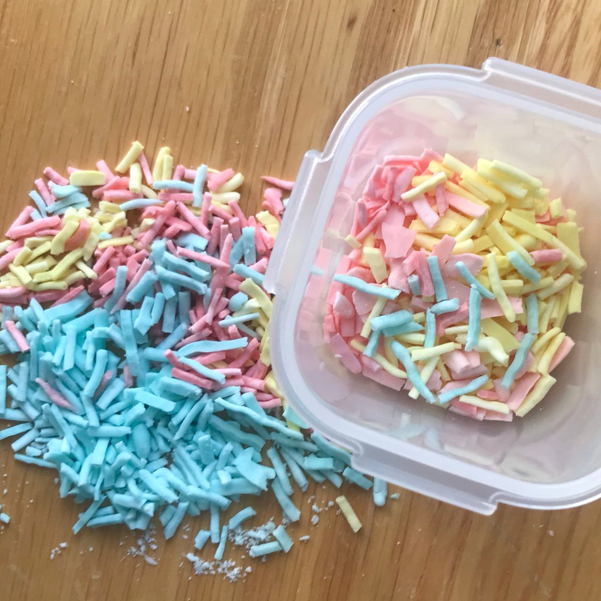 sesamocha's tweet photo. I made some sugar free sprinkles!! they're ~2kcals per teaspoon (˶ᵔ ᵕ ᵔ˶)🧁 https://t.co/rxPtpDFzTl