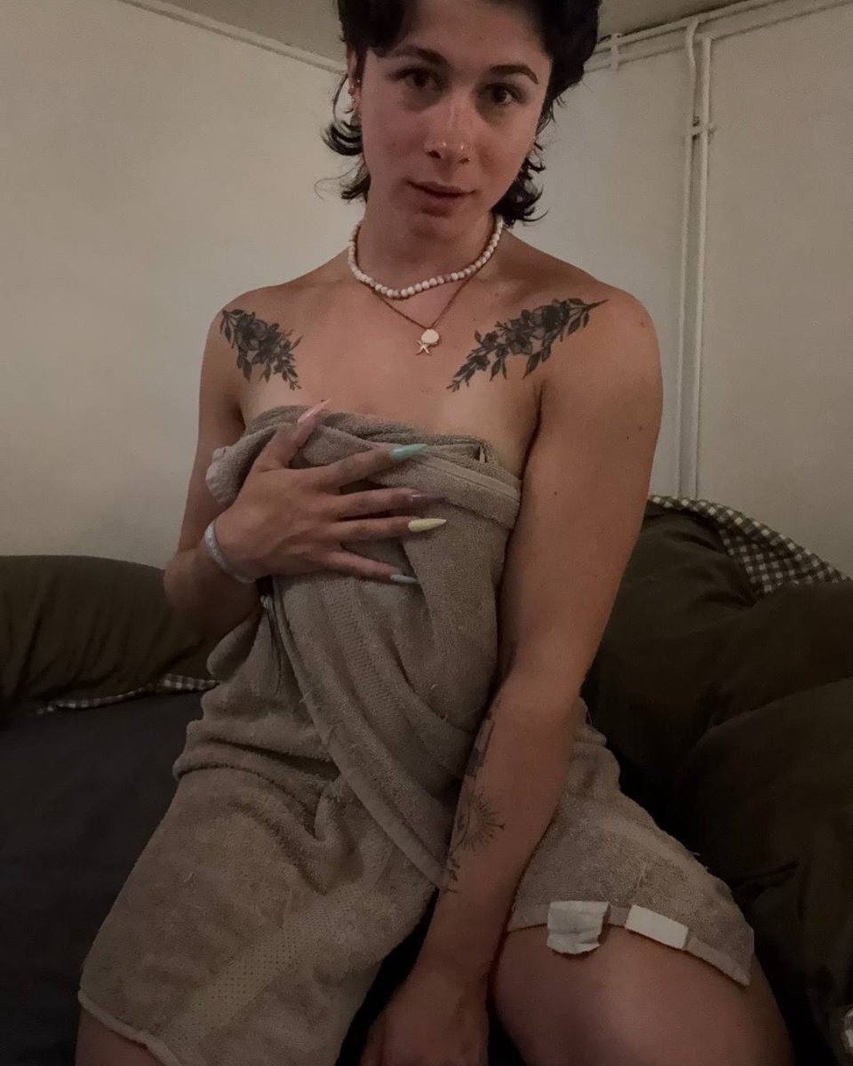 Joy9xuy's tweet photo. Tu préfères mon squat du matin ou le petit cadeau que je cache dans mes DM ? Sois honnête, je ne mords pas... enfin, pas trop. 💦🔥 https://t.co/VCC3hr4Ixz