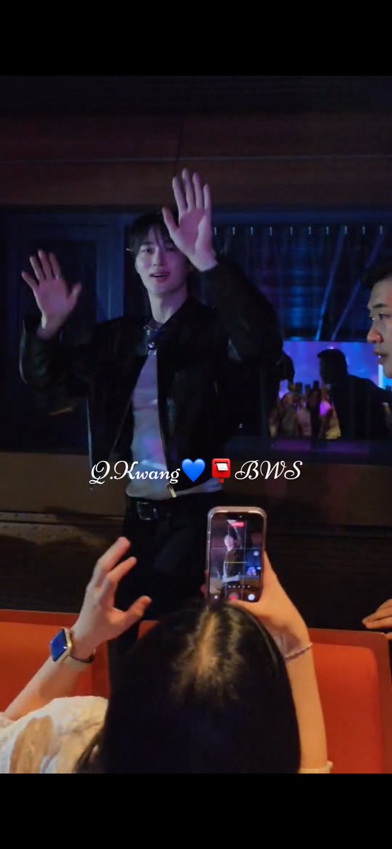 NapapornPrompr1's tweet photo. ขอบคุณช่องว่างที่ทำให้เห็นเต็มตาขนาดนี้…กรี๊สสสสส 💙📮🫶🏻
#BYEONWOOSEOK #변우석
#BYEONWOOSEOK_TOUR_in_Singapore
#TheSecretLibrary_in_Singapore
#Cat3บัตร0บาท https://t.co/AIKZ8mk4wh