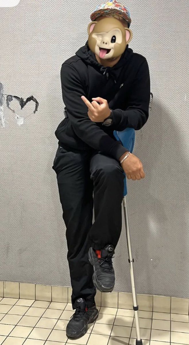 Maitrekader22's tweet photo. La béquille, c’est pas pour marcher… c’est pour dresser les soumis. 🩼😈👑 »

#MaîtreKader #CashMateur #Findom #Dominant #Dom #MoneySlave #Soumis #CashMaster #Tribute #PayPig https://t.co/L5OU8EOVTF