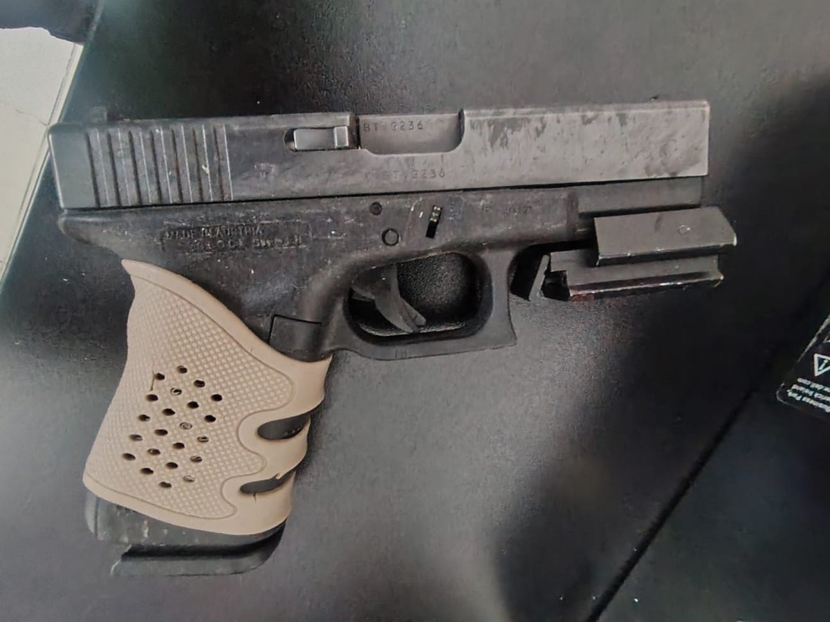 DOGDEGA's tweet photo. 🇵🇪 Arma que asesinó a China Polo era de un policía. PNP confirma que lo era pero dice que fué robada en el 2023
Lo cierto es que las armas con las que están asesinando son de la #PNPMataNiños brazo armado de Keiko.

1/2 https://t.co/TAh7EutSDz