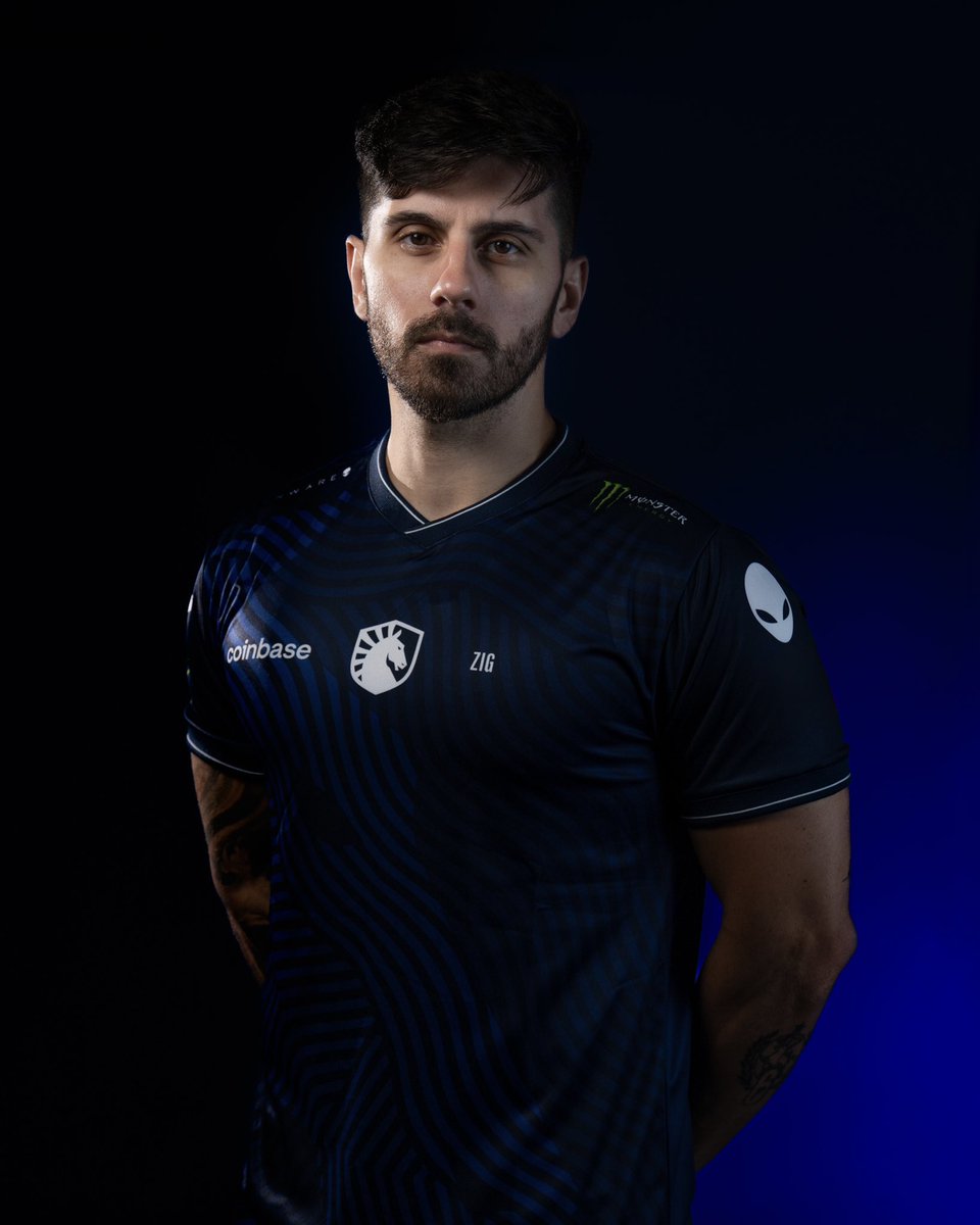 TeamLiquidBR's tweet photo. HOJE É DIA DELE, A LENDA DO FPS (e agora das corridas) @canalzigueira 🥳

Te desejamos saúde, felicidade e muitos motivos pra comemorar. É bom demais ter você aqui na Cavalaria e poder celebrar mais um aniversário do seu lado!

Parabéns, Zigueira!! 🎉💙 https://t.co/NgLUF3y4ap