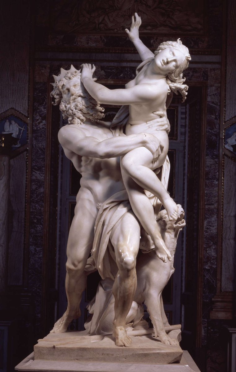 redhistoria's tweet photo. El rapto de Proserpina es una de las obras cumbre del período barroco, esculpida en mármol de Carrara por el genio italiano Gian Lorenzo Bernini entre los años 1621 y 1622, cuando el artista tenía apenas 23 años.

Esta impresionante pieza escultórica se encuentra en exhibición permanente en la Galería Borghese, en Roma, y plasma con maestría el mito clásico en el que Plutón, el rey del inframundo, rapta a la joven Proserpina para obligarla a reinar a su lado en el Hades.

En la composición formal de la pieza también se incluye a Cerbero, el temible perro de tres cabezas que custodia las puertas del mundo subterráneo, asegurando el trágico destino de la protagonista.

La relevancia de esta obra radica en el virtuosismo técnico sin precedentes que Bernini demostró al trabajar la piedra. El escultor consiguió que la rigidez del mármol emulara la textura blanda y elástica de la piel humana, un logro que se hace evidente en la célebre sección donde los dedos de Plutón se hunden con fuerza en el muslo y la cintura de la joven que lucha por liberarse.

El dinamismo contorsionado de los cuerpos en tensión, el contraste entre la musculatura imponente del dios y las líneas suaves de Proserpina, junto con el dramatismo reflejado en las lágrimas talladas sobre el rostro de ella, consolidan a este grupo escultórico como uno de los máximos referentes de la expresividad y el naturalismo en la historia del arte universal.