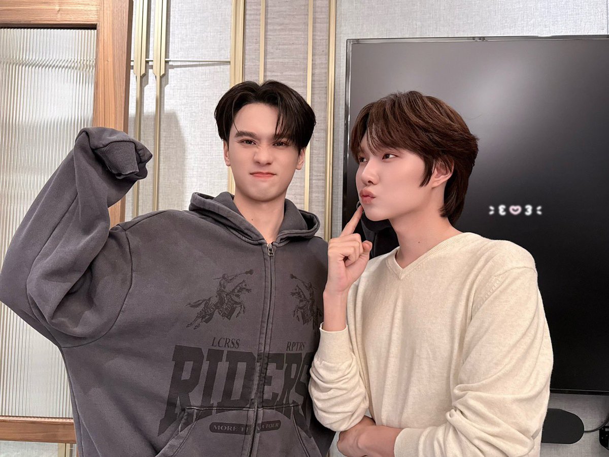 MagicLoverTH's tweet photo. Magic Lover Series พ่อมดลุ้นรัก🔮

เกร๊ง! เกร๊ง! ได้เวลาเลิกกอง Q2 แล้ว ~ ฮู้กกก 🥰

แม้จะเป็นวันหยุด แต่ท่านประธานกับคุณเลขาไม่เคยหยุดน้าาา 🫣 แต่ไม่ต้องห่วงเลย! มาสเตอร์รับรองว่าโบนัสหรือโอที คุณลีน่าจะทุ่มจ่ายไม่อั้นแน่นอน 👏✨

แถมวันนี้ถึงจะมีเด็กน้อยมาป่วน แต่คุณลีกับวิเวียนก็ใจสู้ นั่งทำงานกันยันดึกดื่น! วิเวียนทุ่มเทขนาดนี้ มาสเตอร์ละอยากรู้จริง ๆ ว่าคุณลีจะไปหาเลขาที่ใส่ใจและทุ่มเททั้งกายทั้งใจแบบนี้ได้จากที่ไหนอีกน้าาา ~ ฮู้กกก 🤭🦉

และสิ่งสำคัญที่สุด... เหล่ามนุษย์ทุกคน ✨ มาสเตอร์ขอขอบคุณทุก ๆ กำลังใจที่ส่งมาให้พวกเรา หวังว่าทุกคนจะตั้งตารอติดตามซีรีส์เรื่องนี้กันน้า แล้วเจอกันใหม่คิวหน้า ~ ฮู้กกกก ❤️

ด้วยรัก,
𝓜𝓪𝓼𝓽𝓮𝓻 𝓞. 🦉🪶

MAGIC LOVER Q2
#เมจิกเลิฟเวอร์Q2