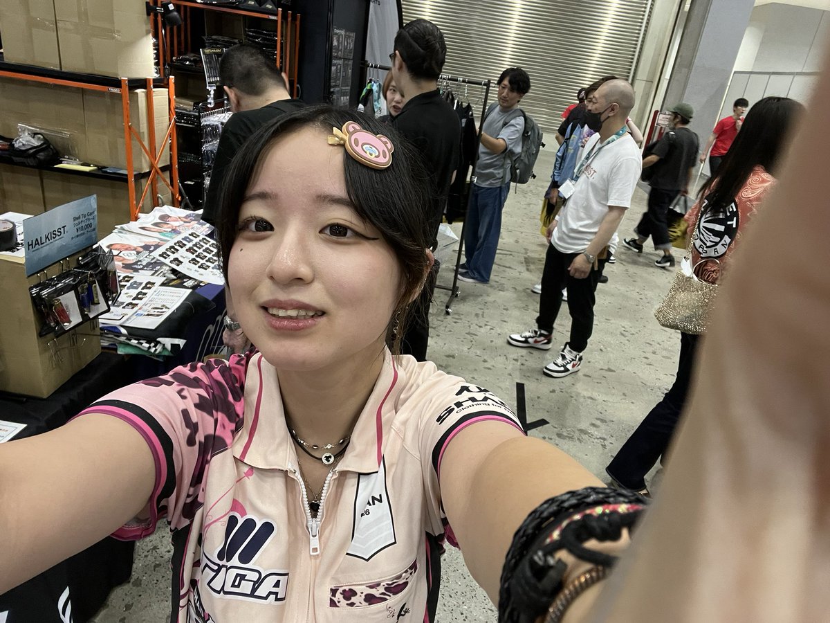 Misky_Luck0325's tweet photo. SHADEブースで初めて河原舞姫プロに会ってきた！
初対面なのにフランクに接してくれてとてもノリの良い方でしたー！
Tシャツとタオルが既に完売だったので、オンライン発注で購入させていただきます！
お写真ありがとうございました👍 https://t.co/5WvdzHamLt