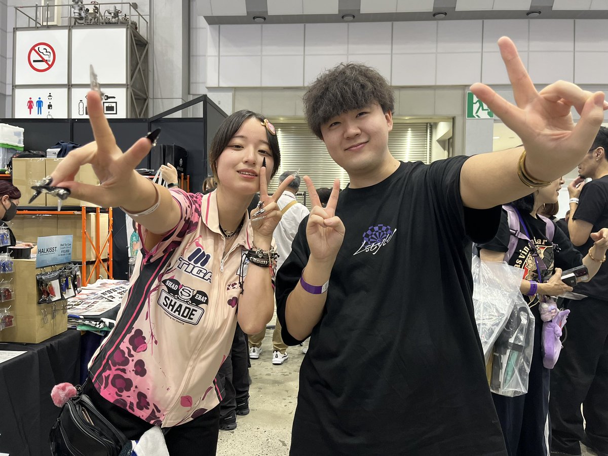 Misky_Luck0325's tweet photo. SHADEブースで初めて河原舞姫プロに会ってきた！
初対面なのにフランクに接してくれてとてもノリの良い方でしたー！
Tシャツとタオルが既に完売だったので、オンライン発注で購入させていただきます！
お写真ありがとうございました👍 https://t.co/5WvdzHamLt