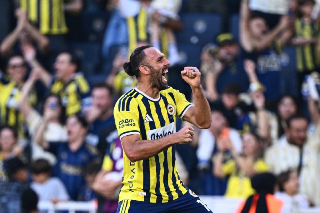 BerkBekgoz's tweet photo. Fenerbahçe’nin hücumunda dikkatimi çeken asıl detay Greenwood–İrfan Can–Vedat üçgeninin yerleşimiydi. Vedat sabit bir 9 gibi stoperlerin arasında beklemek yerine sürekli derine gelerek İrfan ve Greenwood’a yaklaştı. İrfan merkezde bağlantıyı kurarken Greenwood çizgiye basmak yerine iç koridora girip Vedat’ın boşalttığı alanları kullandı.

Böylece üç oyuncu da kağıt üzerindeki pozisyonuna bağlı kalmadan aynı merkez koridorda sürekli rol değiştirdi: Vedat bağlantıya geldi, İrfan yüzünü kaleye dönen oyuncu oldu, Greenwood ise topu aldığında içerden dikine tehdit yarattı. Ortalama pozisyonlarda üçünün neredeyse üst üste gelmesi tesadüf değil. Fenerbahçe bu kez hücumda pozisyonları değil, görevleri paylaştırdı. Zorluk seviyesi daha yüksek maçlarda, Guendouzi & Kante ve İsmail’i beklerin kademisine veya stoperlerin özellikle sağ tarafın yaptığı hatalarda alanları doldurma isteği ile boşaltılan alanlarla pozisyon kaybı yapılıyordu. Bunun olmaması için aslında ileride verilen rollerin daha net ve sabit olması gerek.