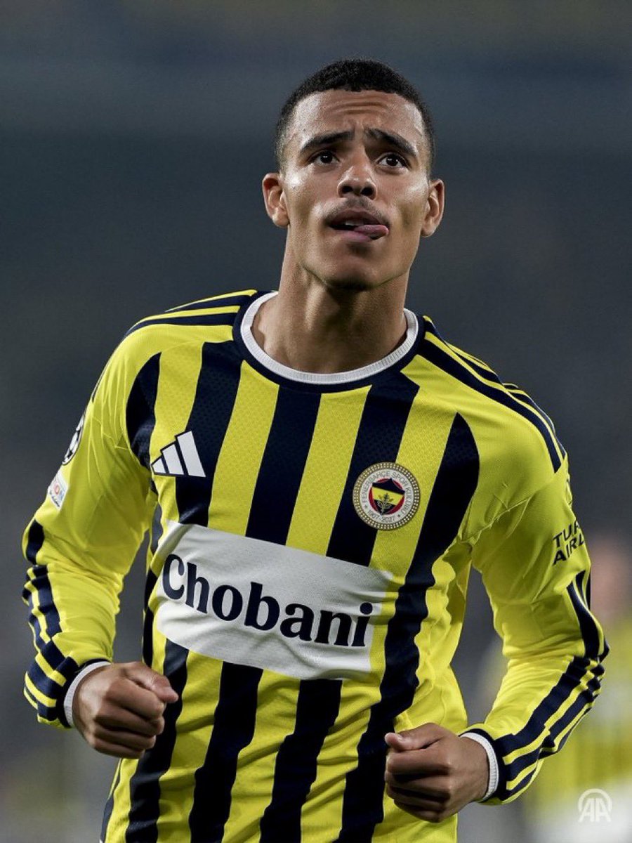 BerkBekgoz's tweet photo. Fenerbahçe’nin hücumunda dikkatimi çeken asıl detay Greenwood–İrfan Can–Vedat üçgeninin yerleşimiydi. Vedat sabit bir 9 gibi stoperlerin arasında beklemek yerine sürekli derine gelerek İrfan ve Greenwood’a yaklaştı. İrfan merkezde bağlantıyı kurarken Greenwood çizgiye basmak yerine iç koridora girip Vedat’ın boşalttığı alanları kullandı.

Böylece üç oyuncu da kağıt üzerindeki pozisyonuna bağlı kalmadan aynı merkez koridorda sürekli rol değiştirdi: Vedat bağlantıya geldi, İrfan yüzünü kaleye dönen oyuncu oldu, Greenwood ise topu aldığında içerden dikine tehdit yarattı. Ortalama pozisyonlarda üçünün neredeyse üst üste gelmesi tesadüf değil. Fenerbahçe bu kez hücumda pozisyonları değil, görevleri paylaştırdı. Zorluk seviyesi daha yüksek maçlarda, Guendouzi & Kante ve İsmail’i beklerin kademisine veya stoperlerin özellikle sağ tarafın yaptığı hatalarda alanları doldurma isteği ile boşaltılan alanlarla pozisyon kaybı yapılıyordu. Bunun olmaması için aslında ileride verilen rollerin daha net ve sabit olması gerek.