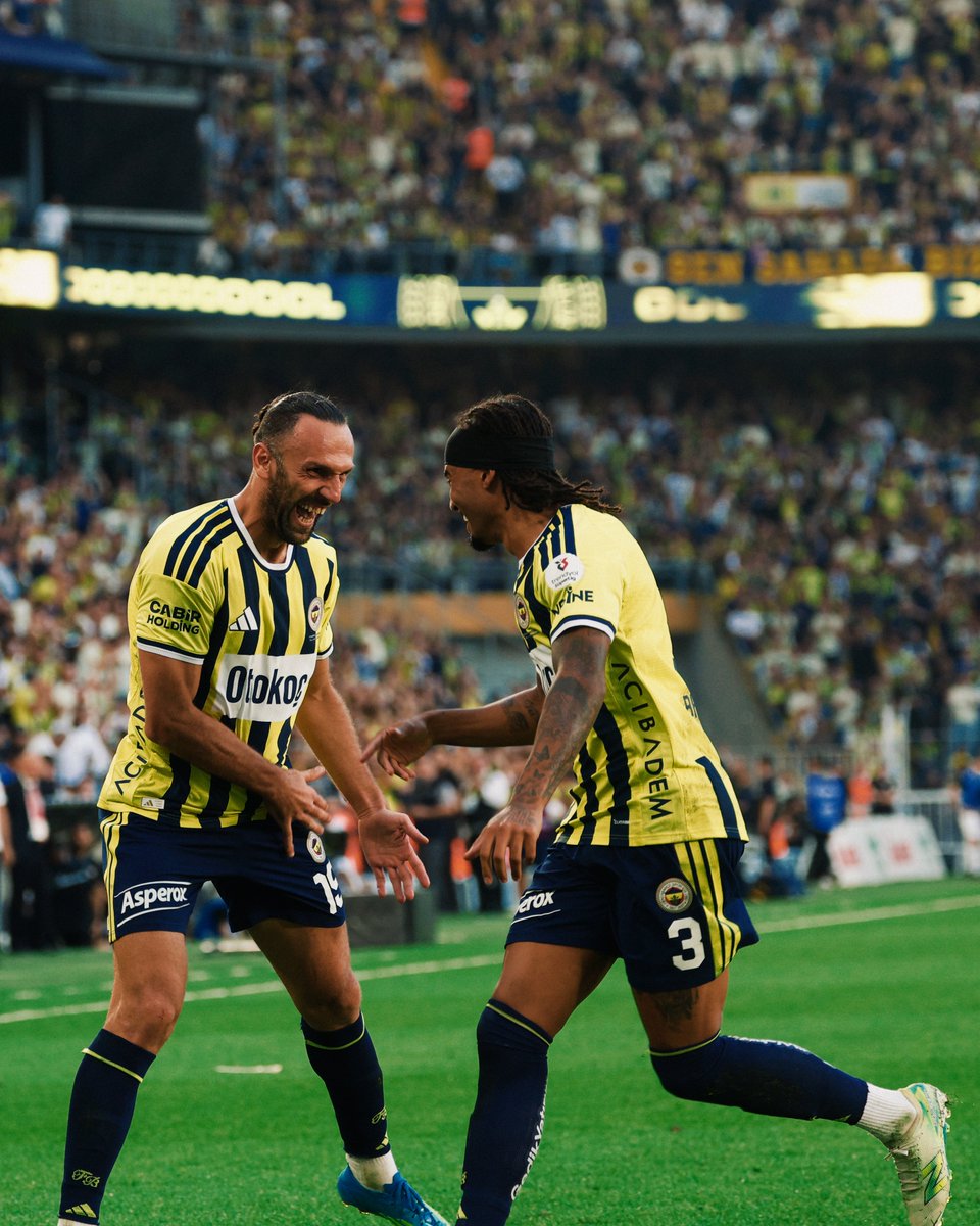 Fenerbahce's tweet photo. Günün yıldızı mutlu. 😄 https://t.co/FSBaxgaHP9
