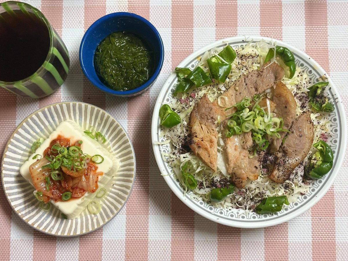 CoffeeShopRetro's tweet photo. 【#Supper】
暴飲暴食過ぎたから、またキャベツにリターン。#豚肉の味噌漬け、#めかぶ、冷奴にはキムチと葱。麦茶。しかし雨足はまだまだ豪雨。台風一過したら、あちこち巡らねば。まさに映画日和なのに映画難民。"Wの悲劇"に流れつき今更また観ていたり…。薬師丸ひろ子氏はなんか吸引力がある https://t.co/iSwnT2csn7