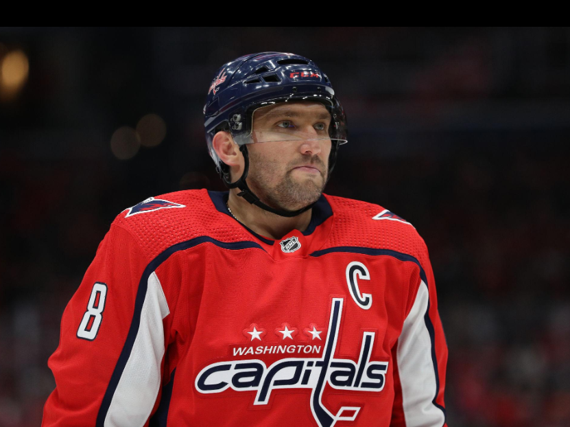 TKouilou's tweet photo. 41 ans, un contrat fraîchement signé pour une saison de plus… et pourtant, Alexandre Ovechkine devient persona non grata chez les Washington Capitals (hockey sur glace) 
Le club a effacé toute trace de son capitaine après son apparition dans une vidéo de propagande pour Russie unie, le parti de Poutine, aux côtés de figures pro-guerre en Ukraine.

Aucun "joyeux anniversaire" sur les réseaux du club pour ses 41 ans le 17 septembre. Pourtant, trois jours plus tôt, les Washington Capitals avaient fêté celui de Craig Laughlin, un ancien joueur des années 80.
Exclu de la feuille de match pour le premier match de pré-saison contre Boston. Un choix symbolique : la presse officielle du club a publié la liste… sans lui.

À l’Ouest, des voix montent pour bannir Ovechkine de la NHL après son soutien public au régime russe. La Lettonie a déjà interdit son entrée sur son territoire.

Ça, c'est fait ! ✅