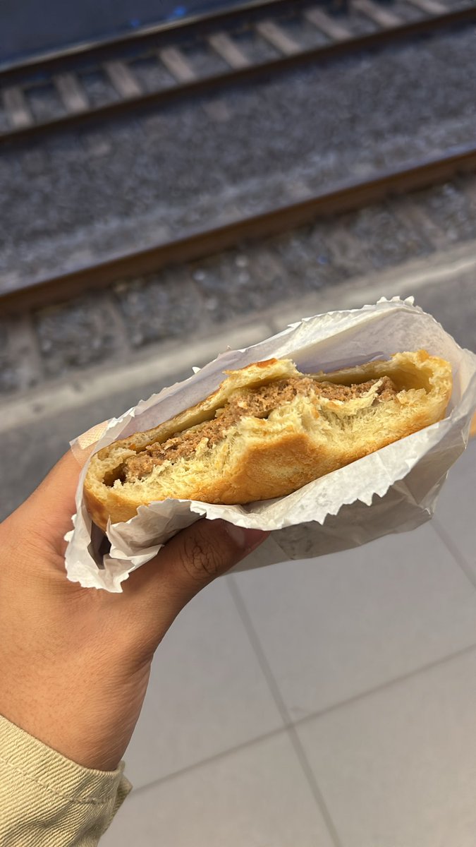 AcervoFurfrouu's tweet photo. Lanche do metrô(trem) https://t.co/NVkVoAuHMi