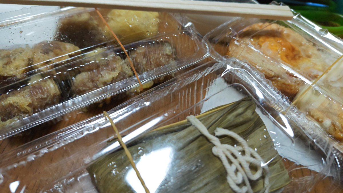 nekorairei's tweet photo. 更衣室戻る時、持ってた食べ物達をチビッコにそれどうするの聞かれて「お家で皆で食べるよー」言ったんだけどね
吾輩は嘘つきな大人なので独り占めです😎 https://t.co/5Lr7x53laL