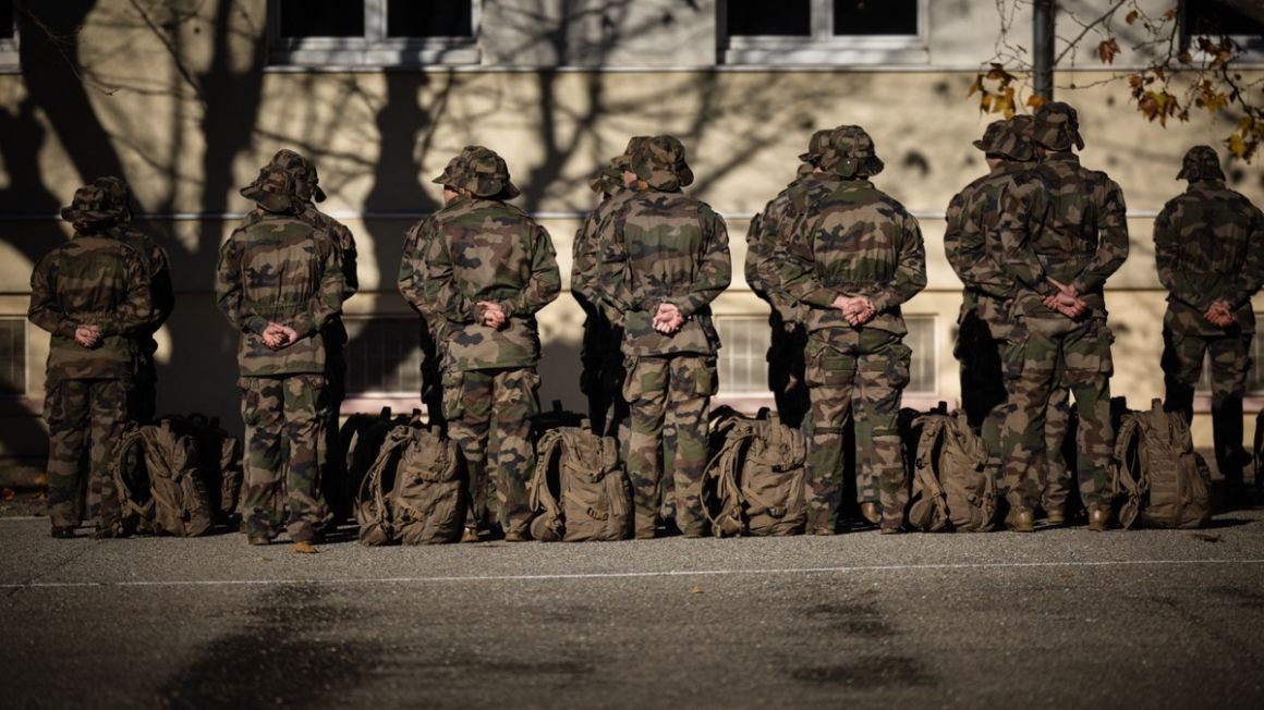 AdresanSoso's tweet photo. Pensez vous que les Français vont se réveiller quand l'état va appeler leurs enfants dans les centres de conscription pour les envoyer sur le front Russe défendre l'Europe ? https://t.co/8BDC63W0sT