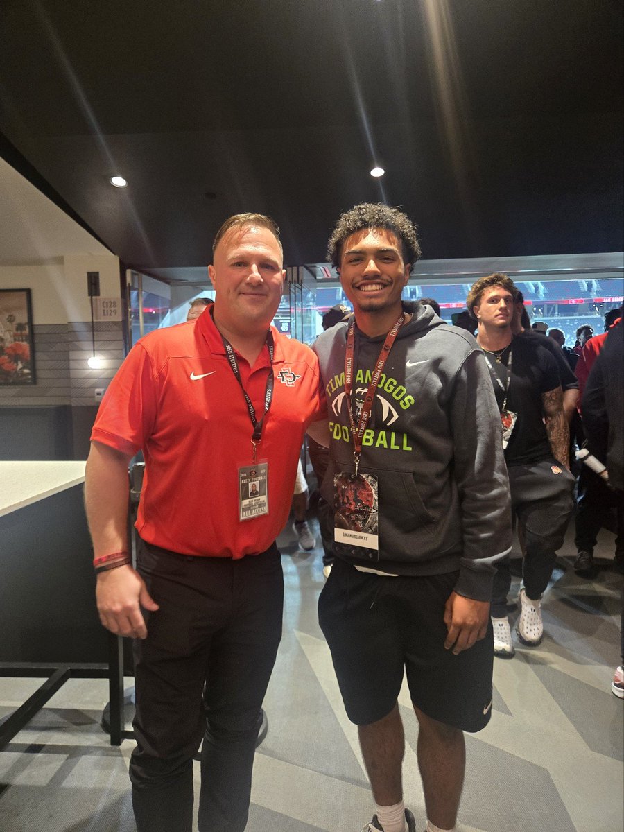 LoganHollo18's tweet photo. I had a great time in San Diego last night! Thank you @SeanDillonSDSU for everything. @ColeDeanFB @TheHC_CoachLew @TevitaLose @CJPollard1 @NickPonsiglione @CoachMattyJ @DarianLH3 @CoachRLindley @Andy_Pham1 @BeehiveBuzz_ @BrandonHuffman @BlairAngulo @GregBiggins @adamgorney @TheUCReport @NolanNielsen2 @TimpanogosHSFB @qbelite