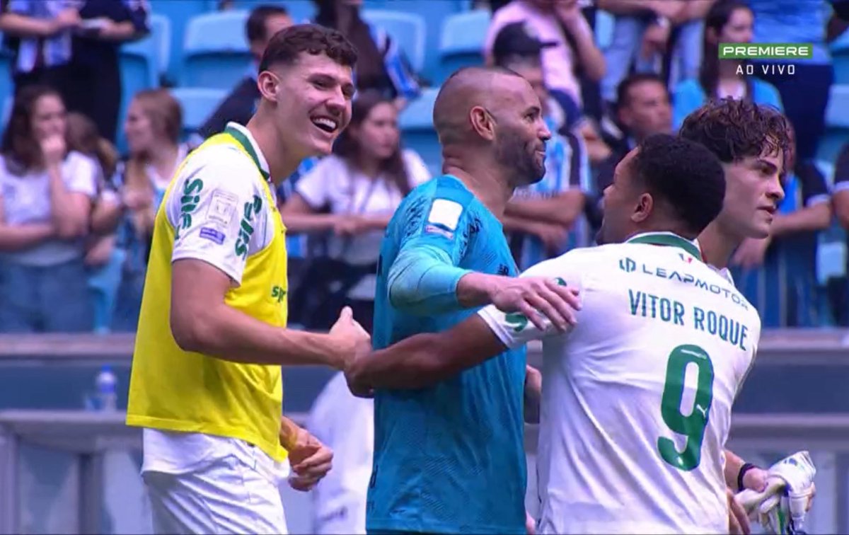 golsdobrasil1's tweet photo. Segundo a reportagem do @canalpremiere, os jogadores do Palmeiras também aplaudiram a atuação do Weverton.

📸 Reprodução/Premiere https://t.co/5R1zeaedr7