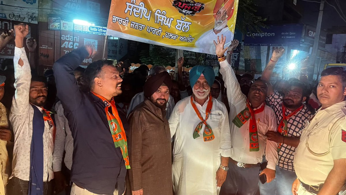 ArvinderLovely's tweet photo. आज की यात्रा के अंतिम दौर में गोबिंदगढ़ क्षेत्र के स्थानीय लोगों से आत्मीय संवाद किया और नशे की चुनौती से जुड़े उनके विचारों एवं चिंताओं को जाना। युवाओं को नशे से दूर रखकर उनके लिए सुरक्षित, स्वस्थ और बेहतर भविष्य सुनिश्चित करना हम सभी की साझा जिम्मेदारी है।

जनभागीदारी और जनजागरण के माध्यम से इस संकल्प को पंजाब के हर घर तक पहुंचाना है। नशामुक्त पंजाब, सशक्त पंजाब, समृद्ध पंजाब। 

@BJP4Punjab
@tarunchughbjp
@blsanthosh
@DrSatishPoonia

#NashaMuktPunjabYatra