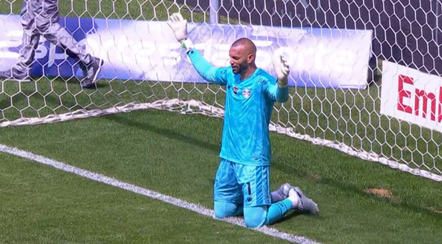 merinsuportavel's tweet photo. o que falar desse senhor???

- eliminou o palmeiras do super mundial 

- entregou um derby não pulando na vila com o gustavo henrique de goleiro 

- entregou o derby da arrancada do rival em 24

- entregou o paulista de 25 sendo bracinho no chute do yuri alberto https://t.co/EuVBMFqWdM