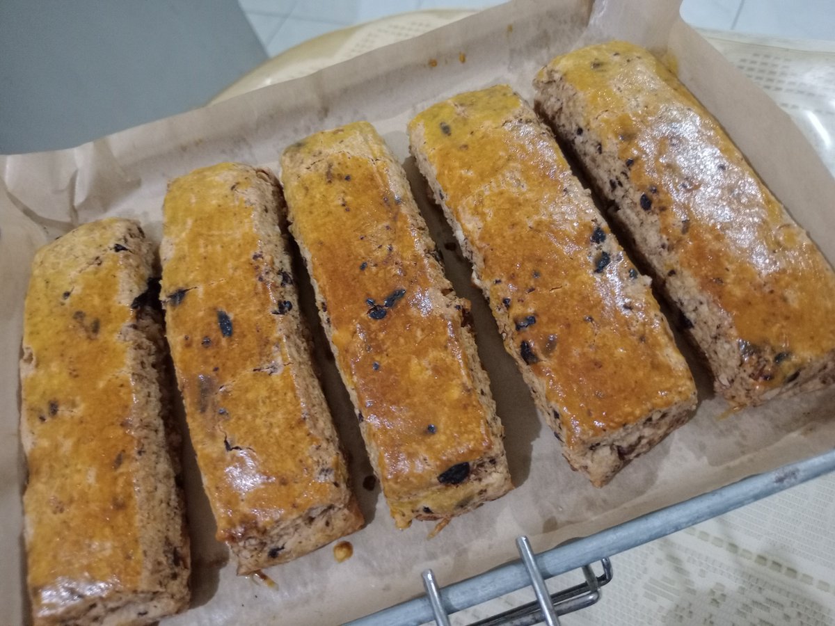 moglindo's tweet photo. 趣味で作るスィーツ✨
【ミックスナッツとチョコのスコーンバー】🍫
全粒粉も配合して腹持ちのいいスコーン。ナッツはロースして香ばしく、ブラウンシュガーで優しい甘さに焼きました。お腹にがっつり😆💪
 #手作りスィーツ
#焼き菓子 
#ミックスナッツとチョコのスコーンバー 
#海外生活 
#バリ島 https://t.co/qe76tY7kSg
