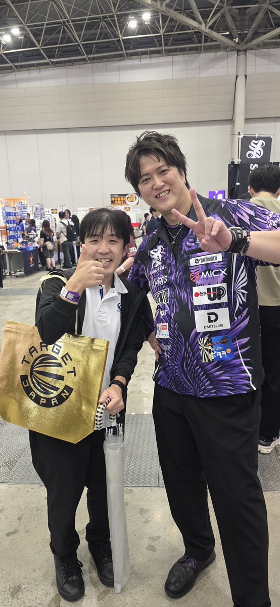 take_nacky's tweet photo. 俺のずっと憧れのダーツプロ、小野恵太プロ✨
身長高くてクールに見えてとても気さくで優しくてダーツも強くてカッコイイ🤩
写真ありがとうございました！
2shot写真撮って下さった津村友弥プロ、金子拓輝プロ！自撮りもありがとうございました🤭面白いwまだご挨拶したことないので、今度いつかどこかでお会いしたら是非🙏
そして、SANGREAL所属選手&アンバサダー全員集合写真という超貴重な写真も撮れて最高です🙌🏻ありがとうございました！