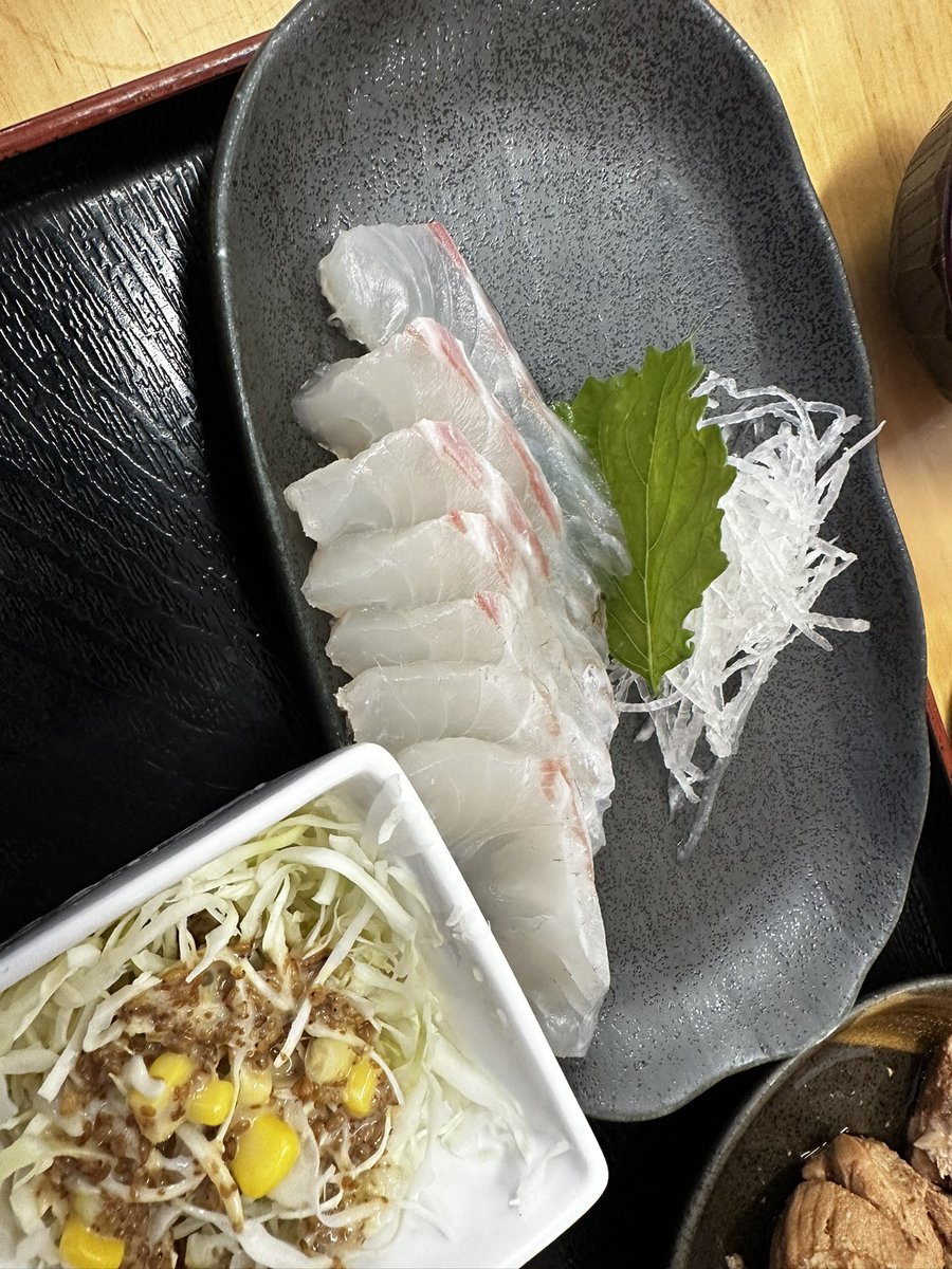 milololim's tweet photo. 本日は春河童先生も歴訪された愛南市場食堂に訪問
折悪くびやびやカツオは仕入れなかったが、極上のカツオと鯛をいただきました https://t.co/B72Osd38ii