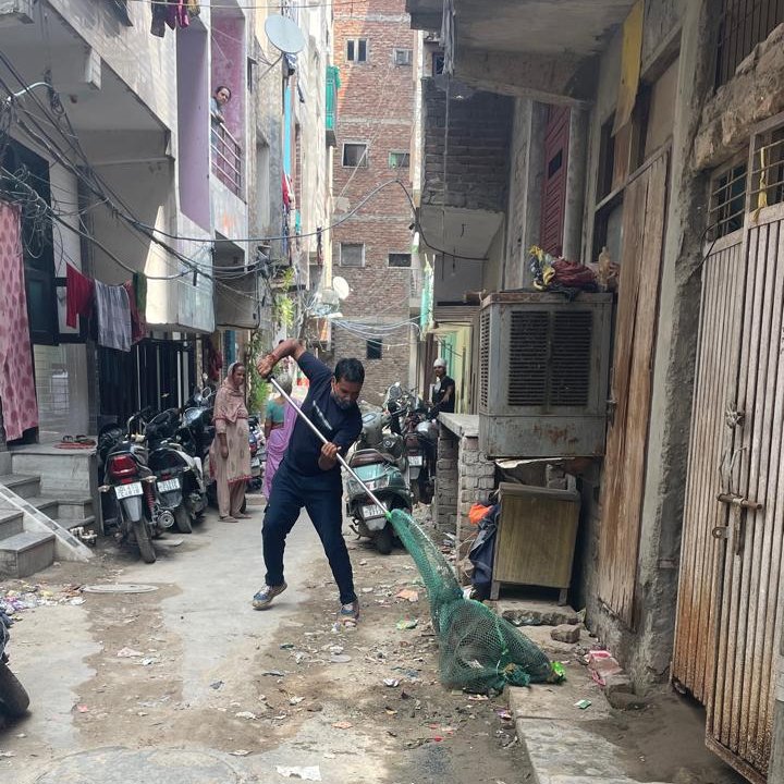 MCD_Delhi's tweet photo. Following field action by the MCD North Zone team, 10 stray dogs were caught from Sangam Vihar, Wazirabad. The action was undertaken to address stray animal-related concerns in the area.
@gupta_rekha @CMODelhi @praveshwahi @DcClz
#MCD #MCDCares #Delhi #CleanDelhi #GreenDelhi #NorthZone #CivicAction