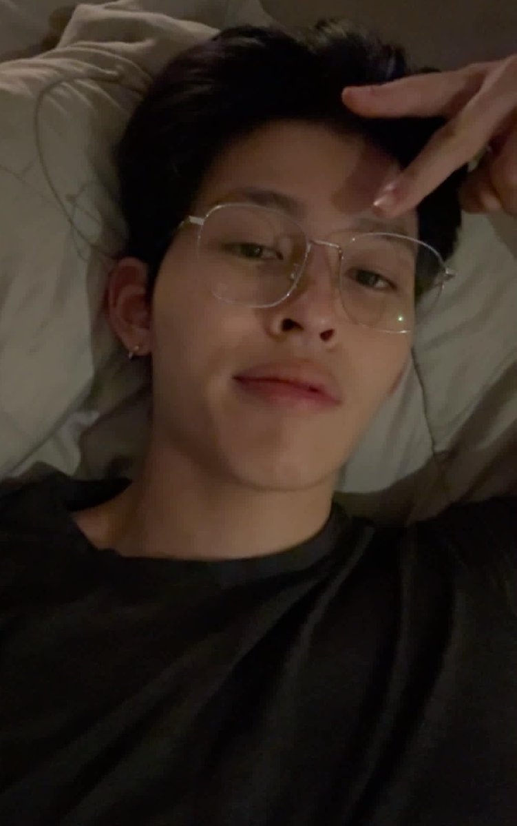 snowbluebu's tweet photo. แล้วใครจะไม่รักแว่นวะ https://t.co/xwIUuY4h8X